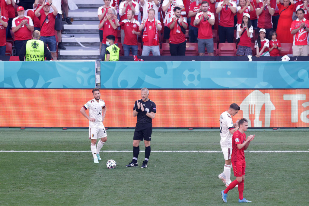 EURO 2020: 1 percre megállt a játék a Dánia-Belgium mérkőzésen! – videóval