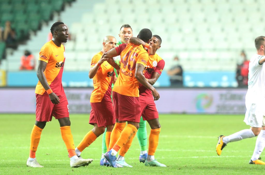Törökország: Saját csapattársának rontott neki a Galatasaray játékosa! – videóval