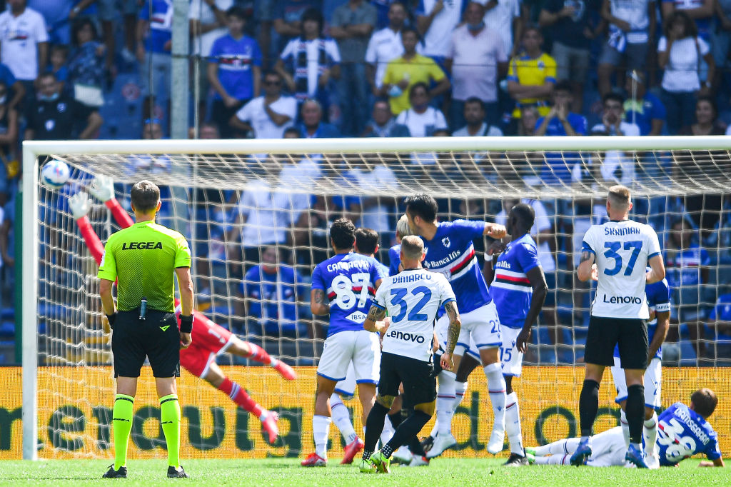 VIDEÓ: bődületes szabadrúgásgólt vágott az Inter védője