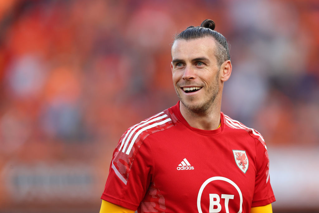 Bale már új csapata mezében pózolt – videóval