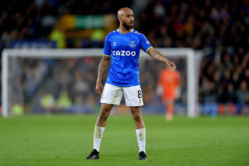 Bejelentette visszavonulását a Manchester City és az Everton korábbi középpályása