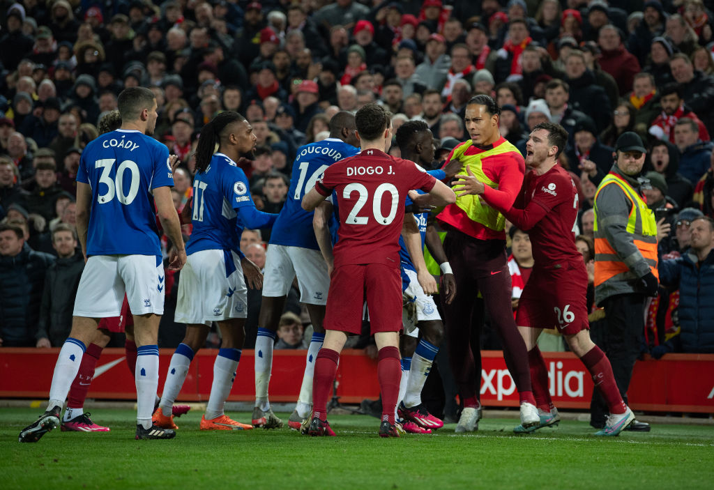 PL: a Liverpoolt és az Evertont is megbüntették a városi derbin történt tömegverekedés miatt