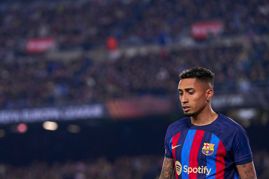 Barcelona: Raphinha mérgében belerúgott egy hűtőbe, és megsérült a térde