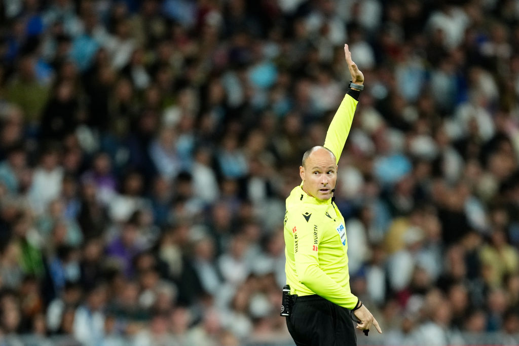 La Liga: megható módon búcsúztatták az ikonikus spanyol bírót! – képpel