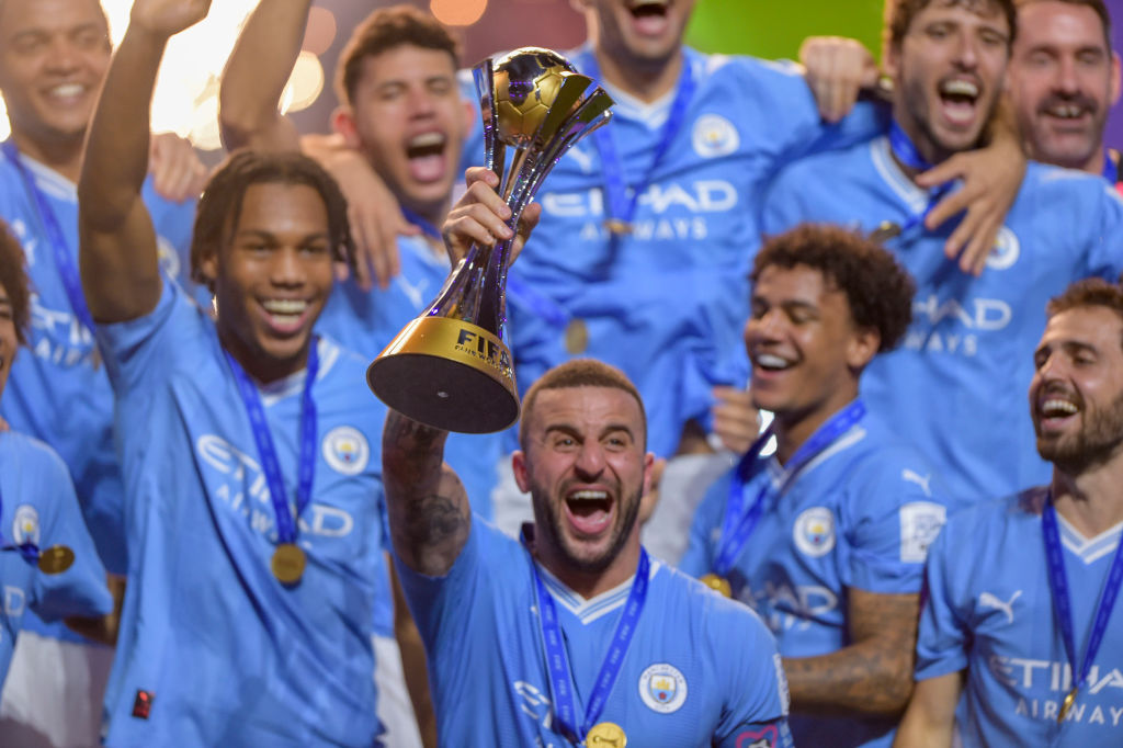Idén szerzett kupáival vág fel a Manchester City angol válogatott védője – videó