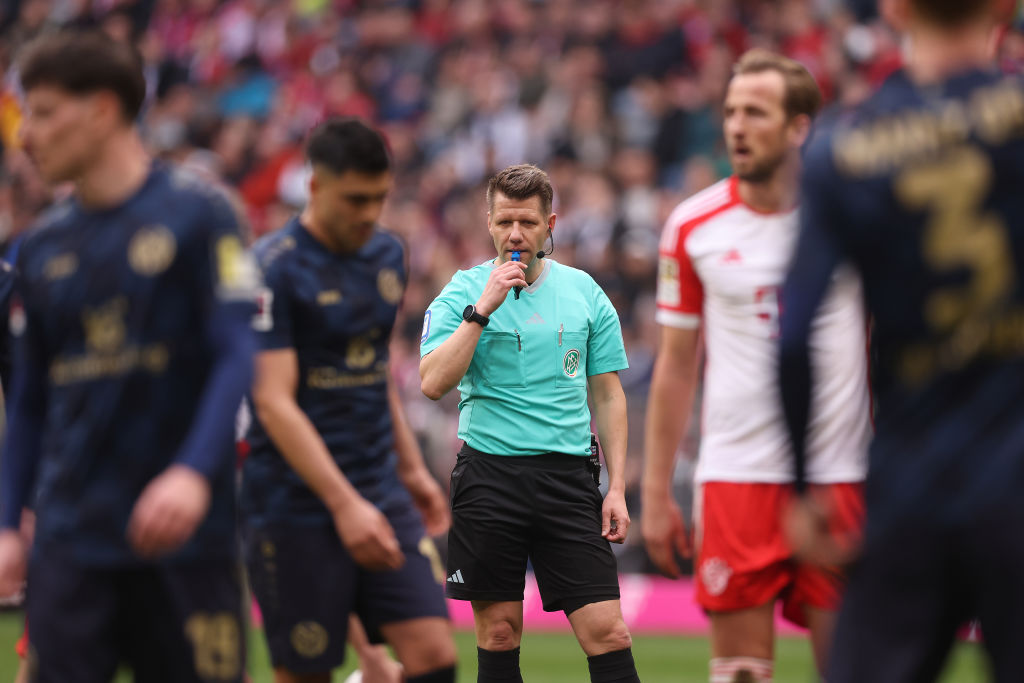 Bundesliga: meccs közben mentett életet a játékvezető – videóval