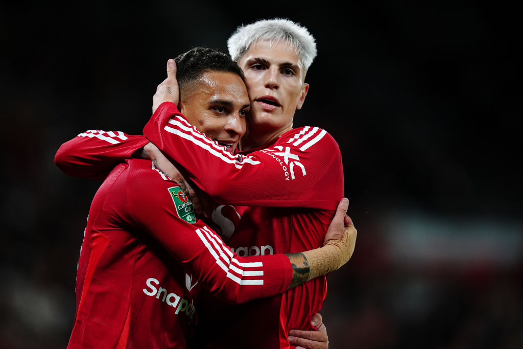 Sérülést szenvedett, mankóval távozott a stadionból a Manchester United támadója