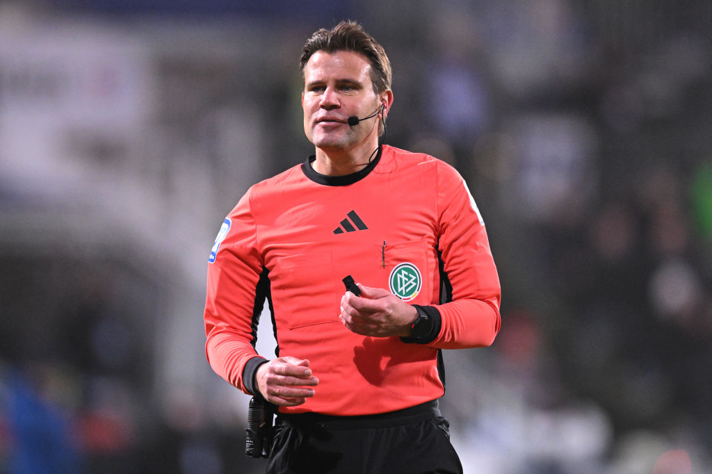 Befejezi pályafutását a világ egyik legismertebb játékvezetője