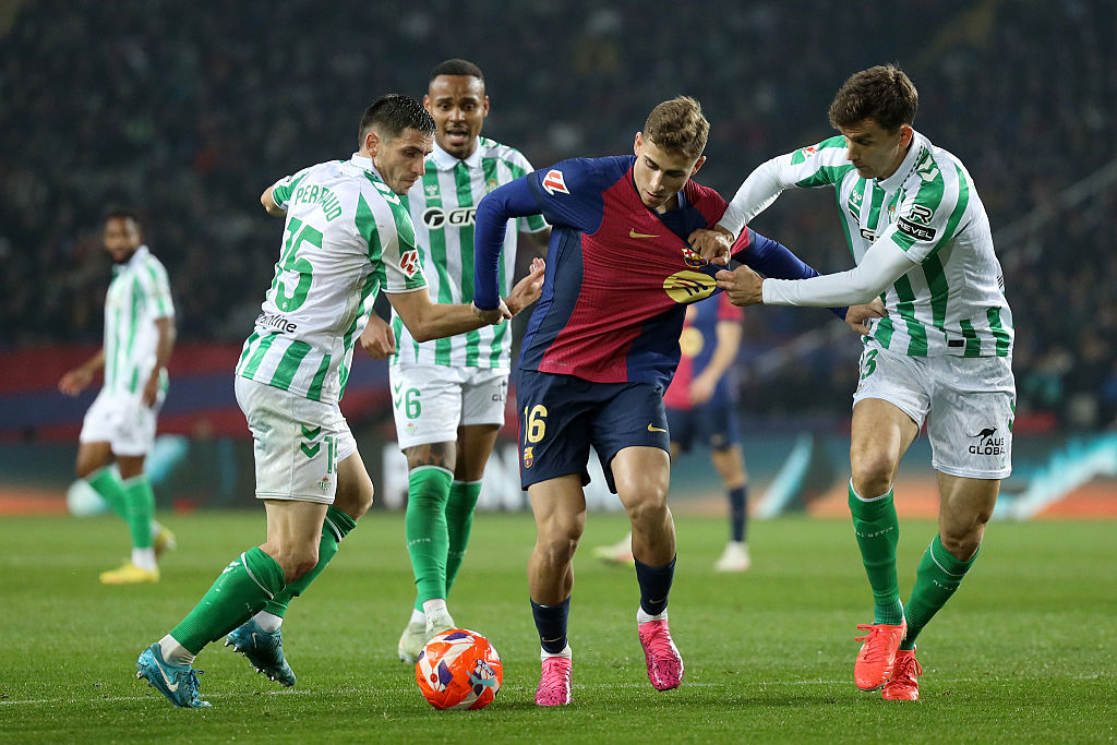 La Liga: nem tudta teljesen kihasználni az FC Barcelona a Real Madrid botlását, pontot csent a Real Betis idegenben – videóval