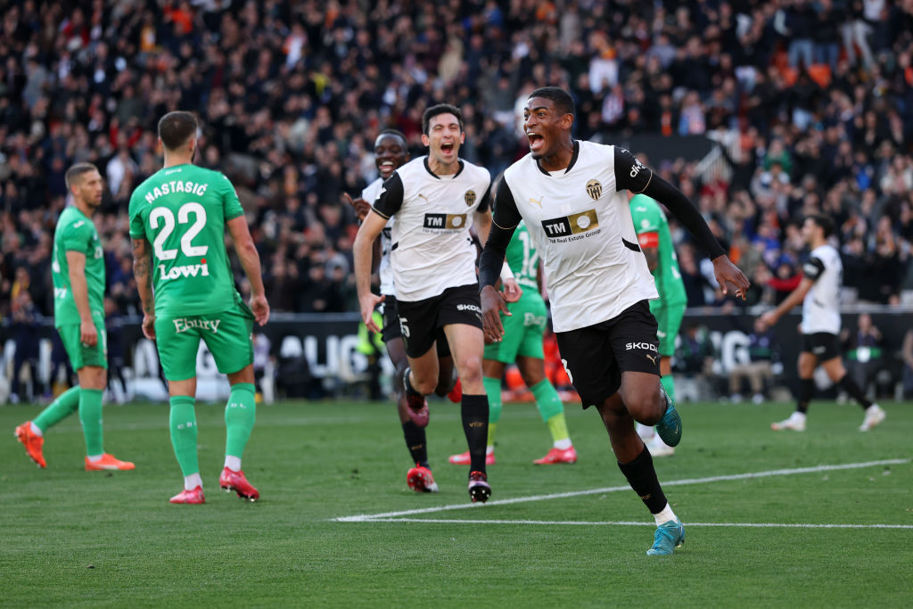 A Valencia hátvédjét szemelte ki a Chelsea – sajtóhír