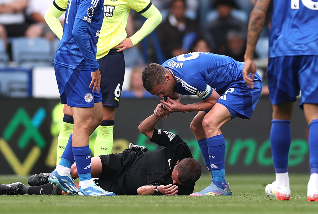 PL: Jamie Vardy fújta le a játékot, miután mindössze 22 perc alatt megsérült a debütáló játékvezető – VIDEÓ