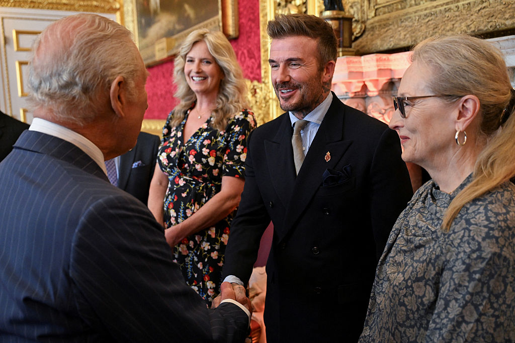 David Beckham lovagi rangot kapott a brit királytól