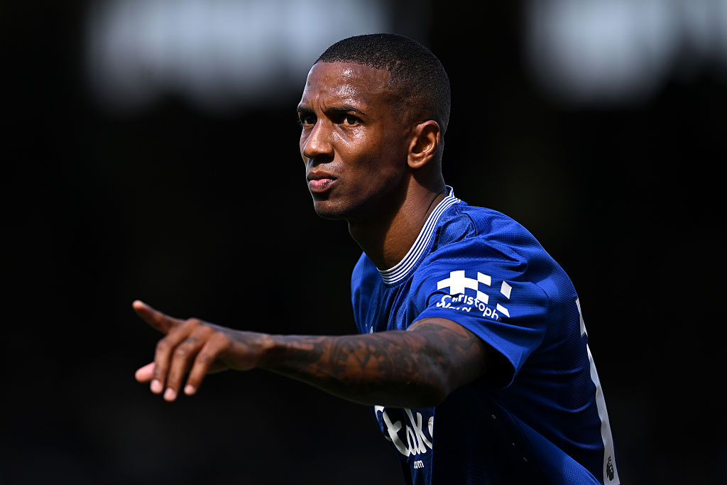 Ashley Young az angol másodosztályban folytatja – HIVATALOS