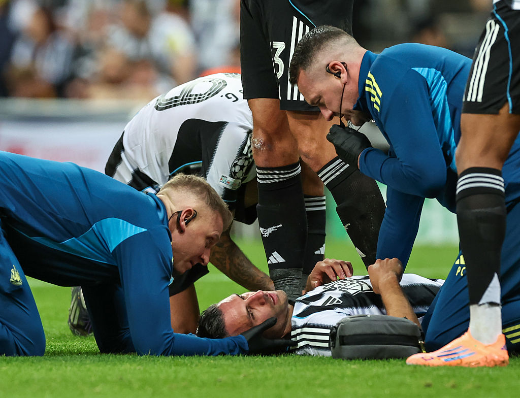 BL: a Barca elleni fejsérülése miatt egy időre kiesik a Newcastle játékosa