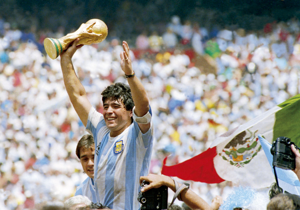 Elhunyt az a szurkoló, aki felemelte Diego Maradonát az 1986-os vb-győzelem után
