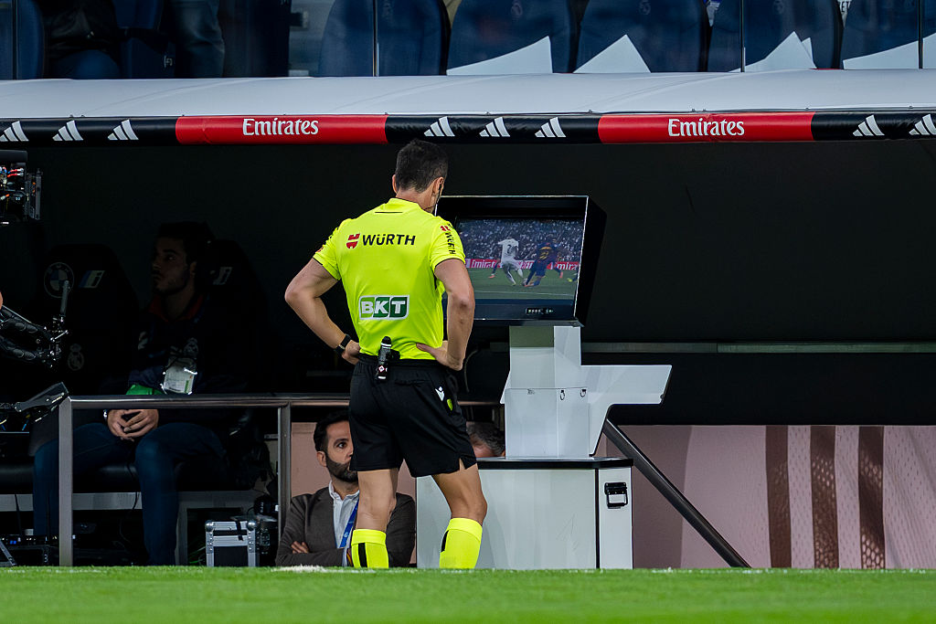 A VAR vizsgálná a második sárga lap jogosságát is A VAR vizsgálná a második sárga lap jogosságát is