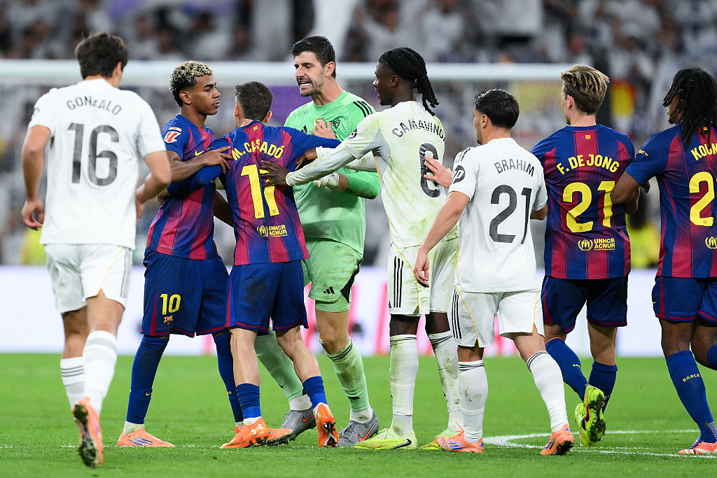 Káosz az El Clásico végén: rendőrségi beavatkozásra volt szükség a Real Madrid–Barcelona rangadóján Káosz az El Clásico végén: rendőrségi beavatkozásra volt szükség a Real Madrid–Barcelona rangadóján