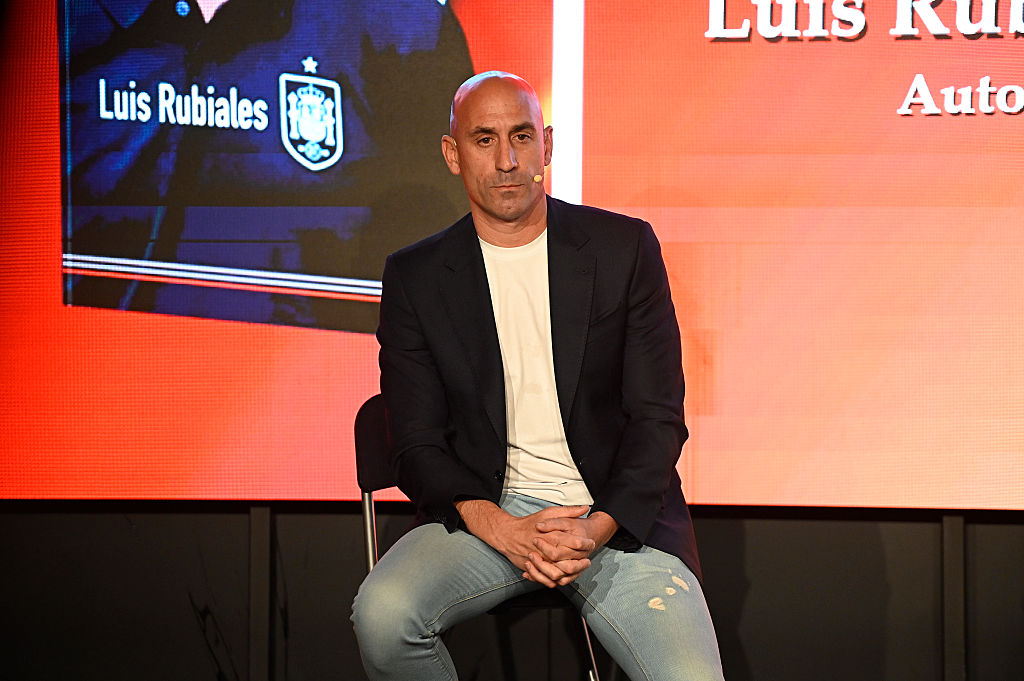 Tojással dobálták meg Luis Rubialest a saját könyvbemutatóján – VIDEÓ