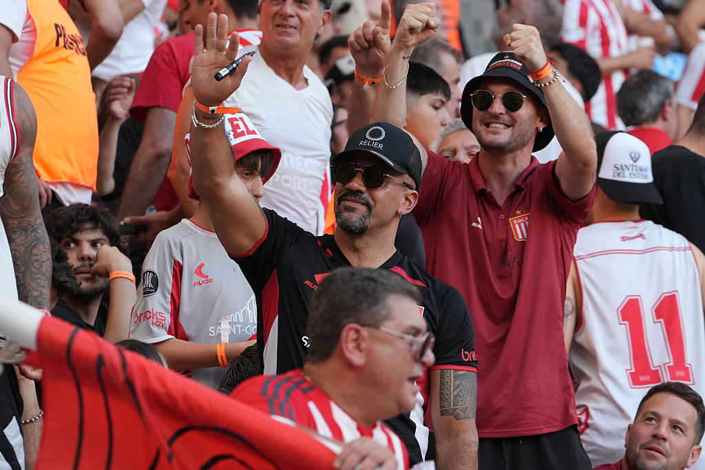 Hiába tiltották el, a szurkolók közül ünnepelte a bajnoki címet a klubelnök