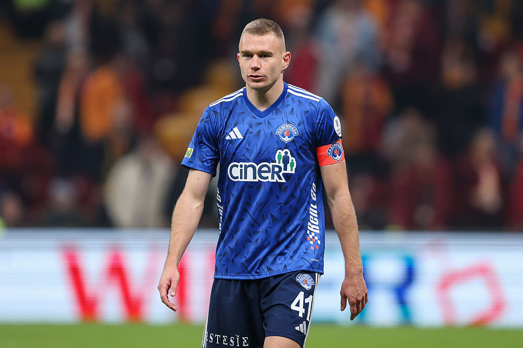 Már az új csapatánál tartózkodik, hamarosan bejelentik a magyar védő kölcsönvételét – sajtóhír