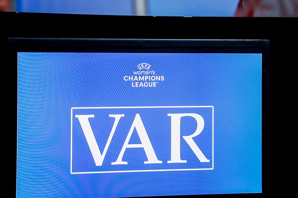 Az UEFA játékvezetésért felelős vezetője szerint a VAR túl „mikroszkopikussá” vált és elvesztette az eredeti célját