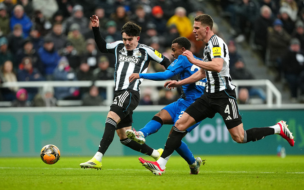 PL: a Newcastle védőjével erősítene a Manchester City! – sajtóhír