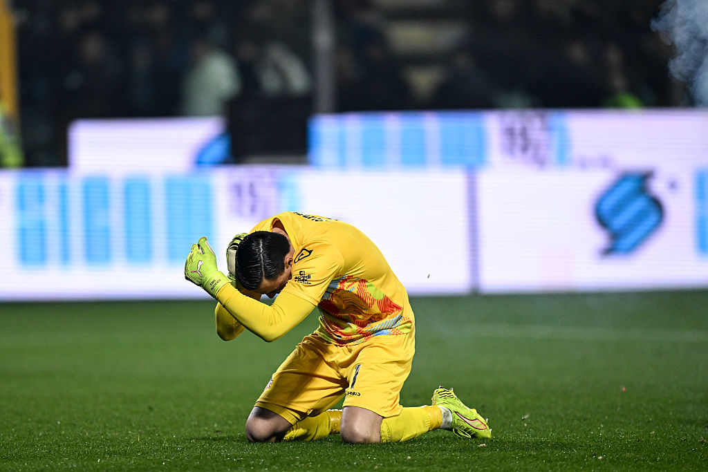 Gyorsan utolérte a karma az ellenfél kapusát tűzijátékkal megdobó drukkert