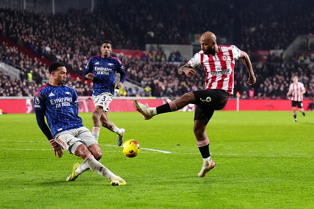 Öt évvel hosszabbított támadójával a Brentford – HIVATALOS