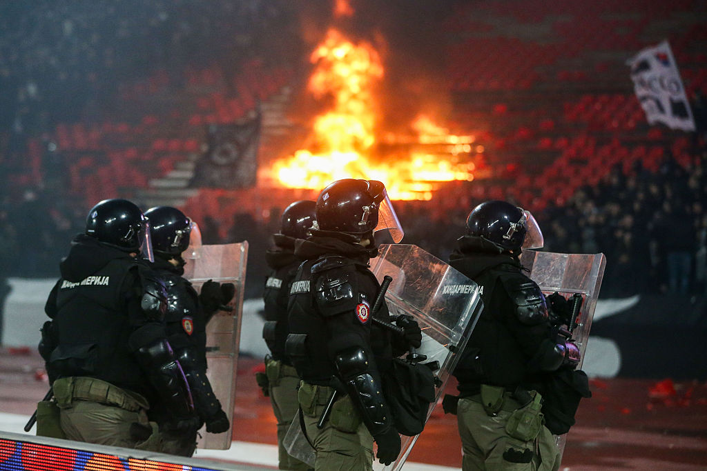 Lángolt a lelátó a belgrádi derbin: 200 ezer eurós kár a Crvena stadionjában