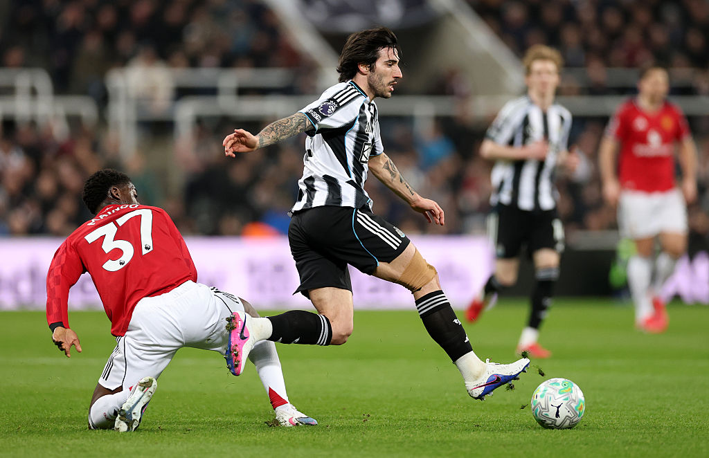 PL: emberhátrányban győzte le a Newcastle United a Manchester Unitedet – videóval