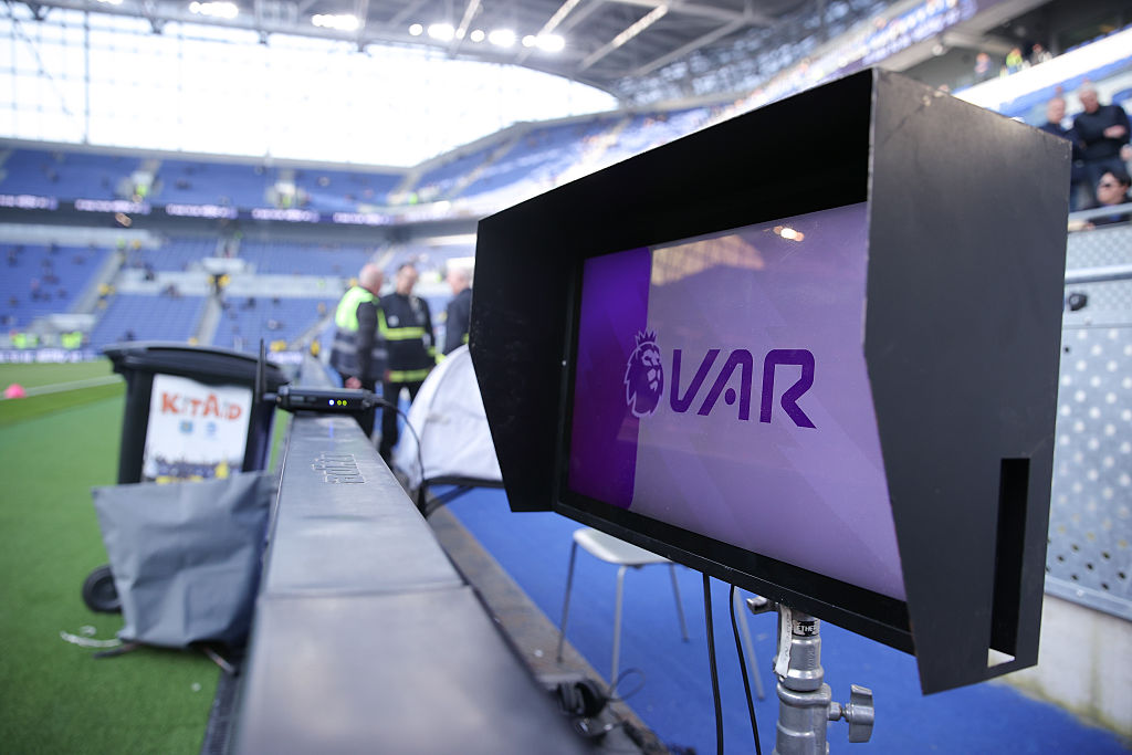 Elegük van a VAR-ból az angol szurkolóknak: a többség szerint a technológia megöli a futballélményt