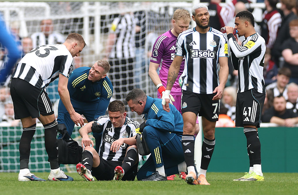 Arccsonttörés miatt műtötték a Newcastle United védőjét